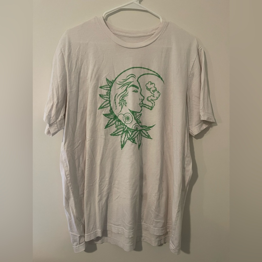 White t-shirt with image